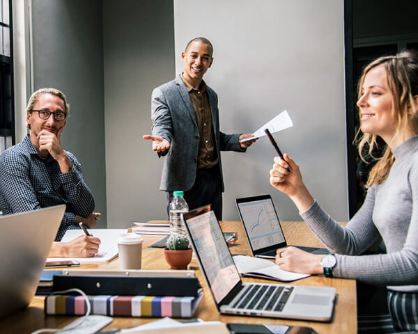 Photo d'une réunion de travail collaboratif